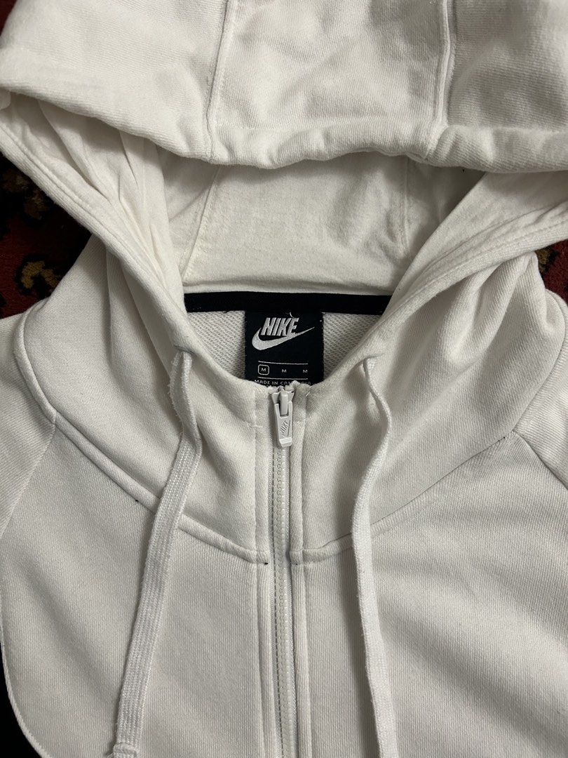 Nike Big Swoosh (Category: Coats, Jackets and Outerwear) located in Bulacan. Submitted by onedrop.ph (Listing ID 1468299093, Image 2). Description: Nike Big Swoosh Size M 23x29 Condition 9/10 Color rate 10/10 ₱1,499 + sf.