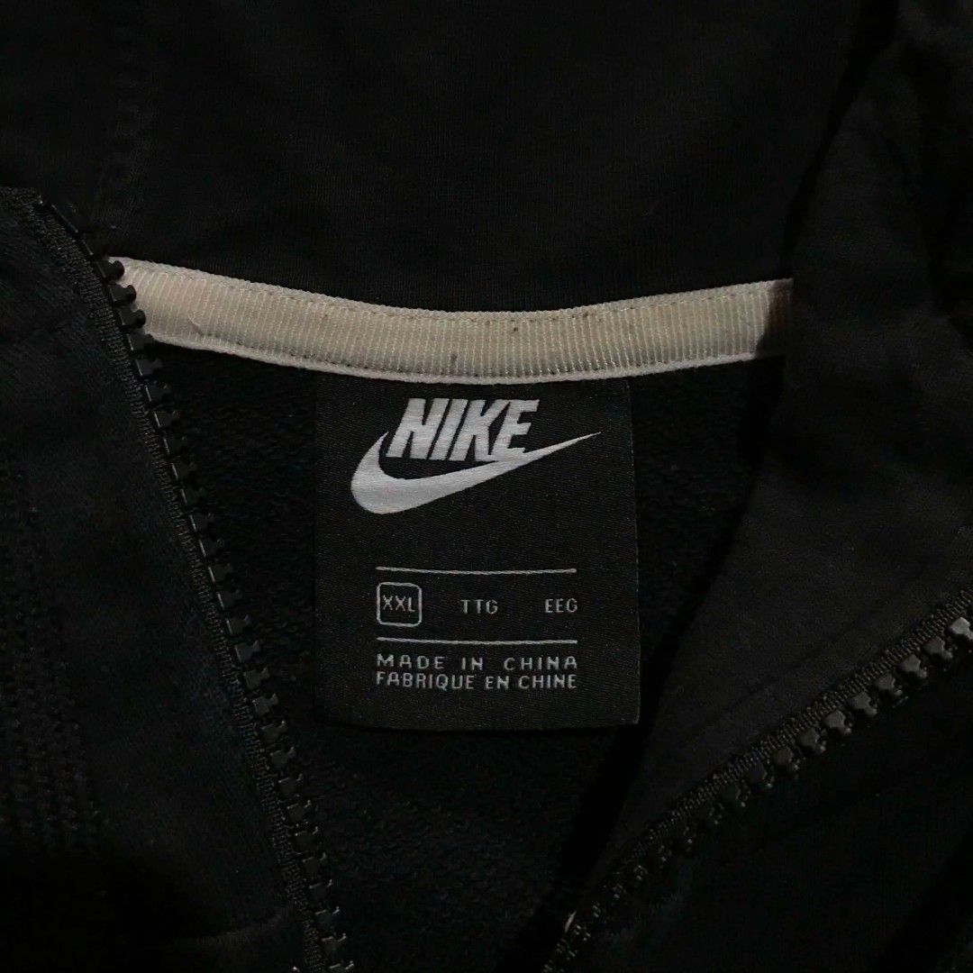 NIKE BIG SWOOSH (Category: Coats, Jackets and Outerwear) located in San Jose. Submitted by coin_flip25 (Listing ID 1468311469, Image 2). Description: Size: XL Dimes: 24×27 Color condition: 7/10.