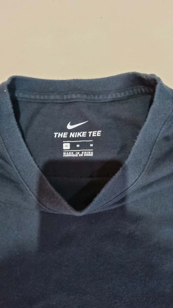 Nike Big Swoosh Black T-Shirt Medium (Category: Tshirts & Polo Shirts ) located in Jagna. Submitted by calmturtle_46c083 (Listing ID 1468333593, Image 2). Description: - Brand: Nike - Color: Black with massive white swoosh logo - Size: Medium (M) - printed inner collar - Material: 100% Cotton (Made in China) - Fit: Standard fit, classic crew neck, short sleeves - Condition: Brand new / Excellent quality - Perfect for daily casual streetwear.