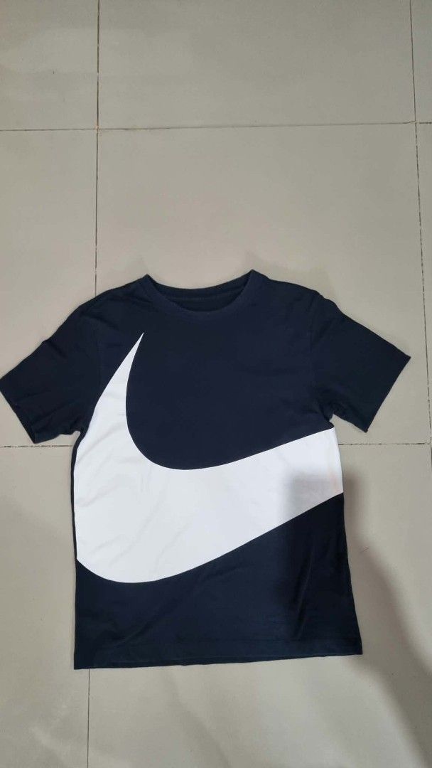 Nike Big Swoosh Black T-Shirt Medium (Category: Tshirts & Polo Shirts ) located in Jagna. Submitted by calmturtle_46c083 (Listing ID 1468333593, Image 1). Description: - Brand: Nike - Color: Black with massive white swoosh logo - Size: Medium (M) - printed inner collar - Material: 100% Cotton (Made in China) - Fit: Standard fit, classic crew neck, short sleeves - Condition: Brand new / Excellent quality - Perfect for daily casual streetwear.