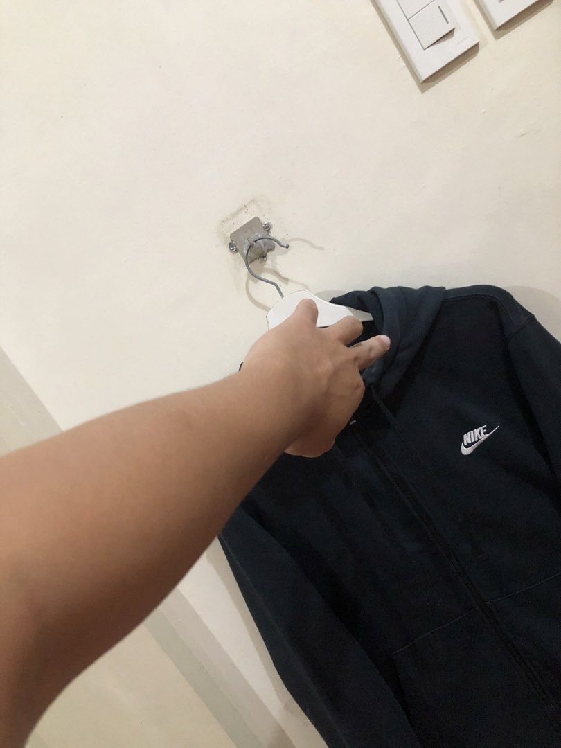 Nike Black Hoodie (Category: Coats, Jackets and Outerwear) located in Oas. Submitted by alithrifthunter (Listing ID 1468356223, Image 3). Description: .