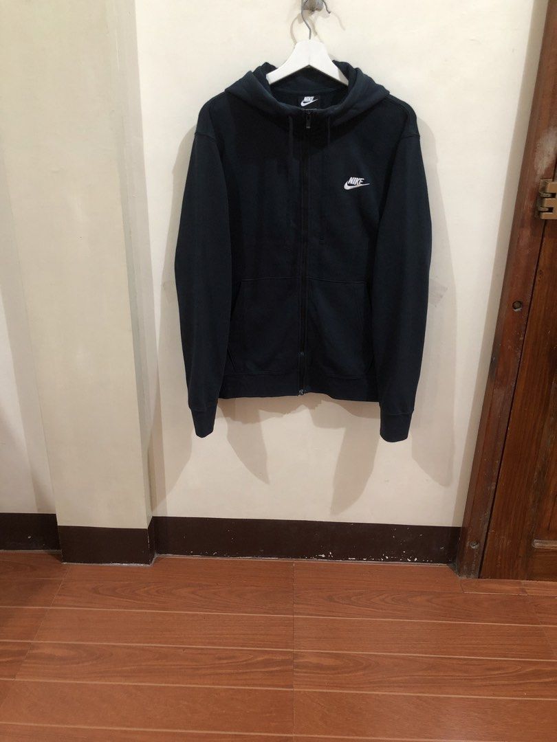 Nike Black Hoodie (Category: Coats, Jackets and Outerwear) located in Oas. Submitted by alithrifthunter (Listing ID 1468356223, Image 2). Description: .