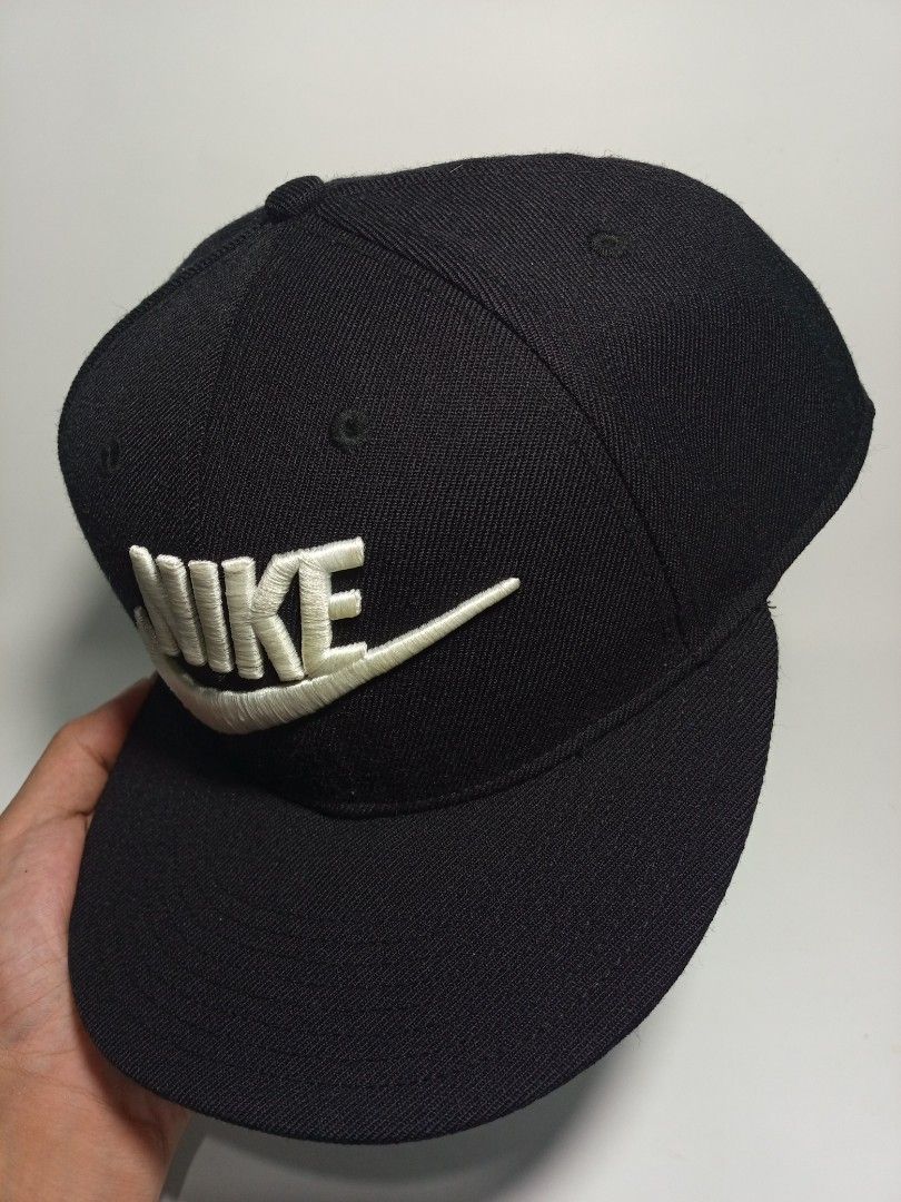 Nike Black Snapback Cap with White Embroidered Logo (Category: Caps & Hats) located in Lucena. Submitted by sanera_23 (Listing ID 1468336283, Image 3). Description: - Brand: Nike - Style: Flat brim cap - Color: Black with large white embroidered logo - Fit: Adjustable back strap for custom sizing - Condition: Clean crown shape with minimal wear - Perfect for daily wear and streetwear styling.