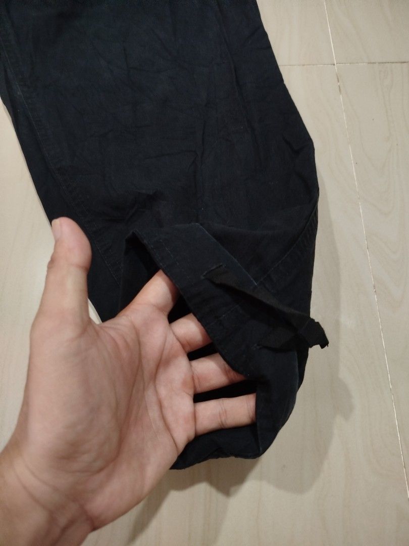 Nike Chino Pants (Category: Joggers) located in Aroroy. Submitted by dr0p-a-dr1p (Listing ID 1468331409, Image 3). Description: Waist: 30-34 Length: 40 10/10 color rate - Brand: Nike - Color: Black - Size: Medium (Tag sewn inside) - Origin: Made in Vietnam - Waistband: Elastic with adjustable drawstrings - Details: Embroidered black Nike logo on upper left pocket - Cuffs: Adjustable drawstring cords for custom cinching - Style: Great for everyday