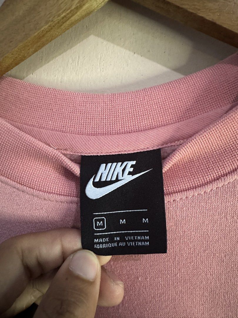 NIKE CREW NECK LONGSLEEVE FLEECE (Category: Tshirts & Polo Shirts ) located in Manila. Submitted by bendeictsthrift53 (Listing ID 1468344069, Image 2). Description: - NIKE PINK CREW NECK LONGSLEEVE FLEECE - EXCELLENT CONDITION - NO ISSUE - COLOR RATE 9.5/10 - SOLID NITO SA PERSONAL - SIZE M on tag - 24x27.