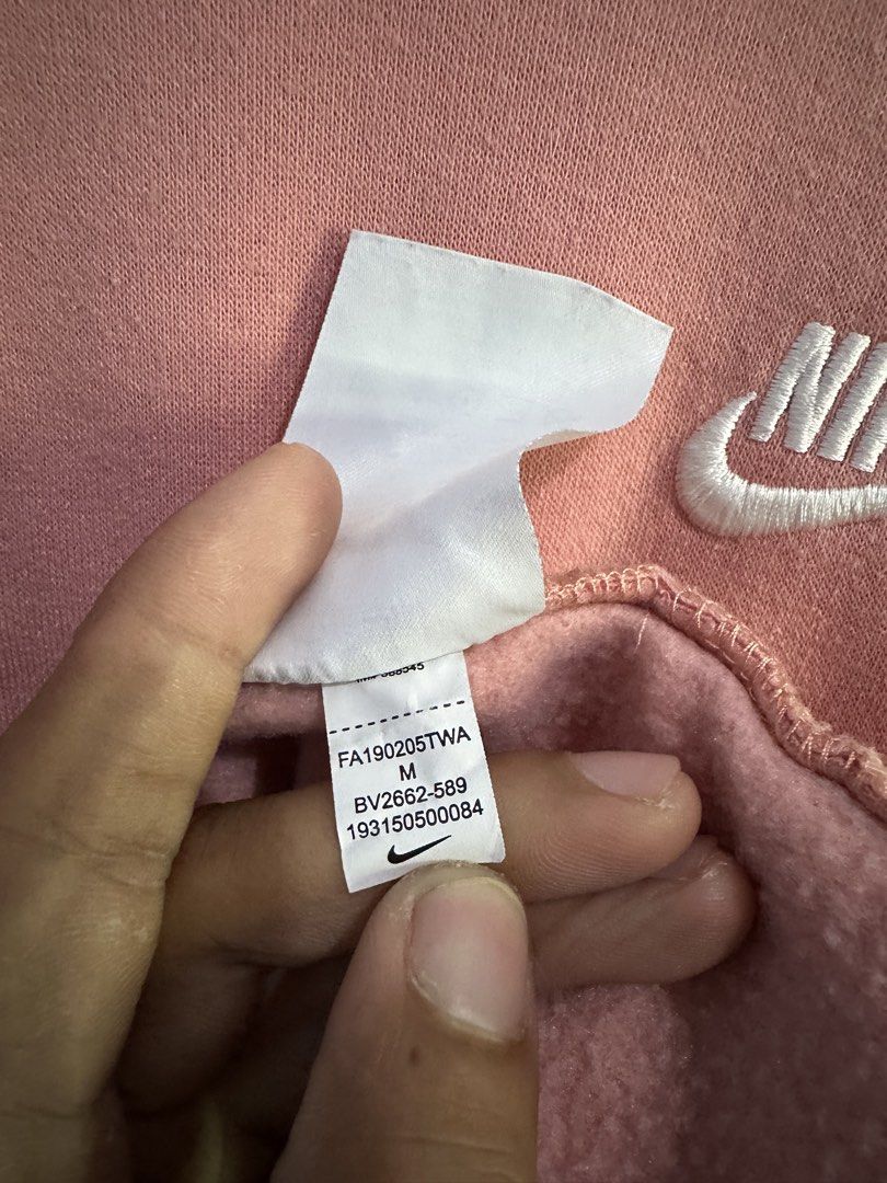 NIKE CREW NECK LONGSLEEVE FLEECE (Category: Tshirts & Polo Shirts ) located in Manila. Submitted by bendeictsthrift53 (Listing ID 1468344069, Image 3). Description: - NIKE PINK CREW NECK LONGSLEEVE FLEECE - EXCELLENT CONDITION - NO ISSUE - COLOR RATE 9.5/10 - SOLID NITO SA PERSONAL - SIZE M on tag - 24x27.