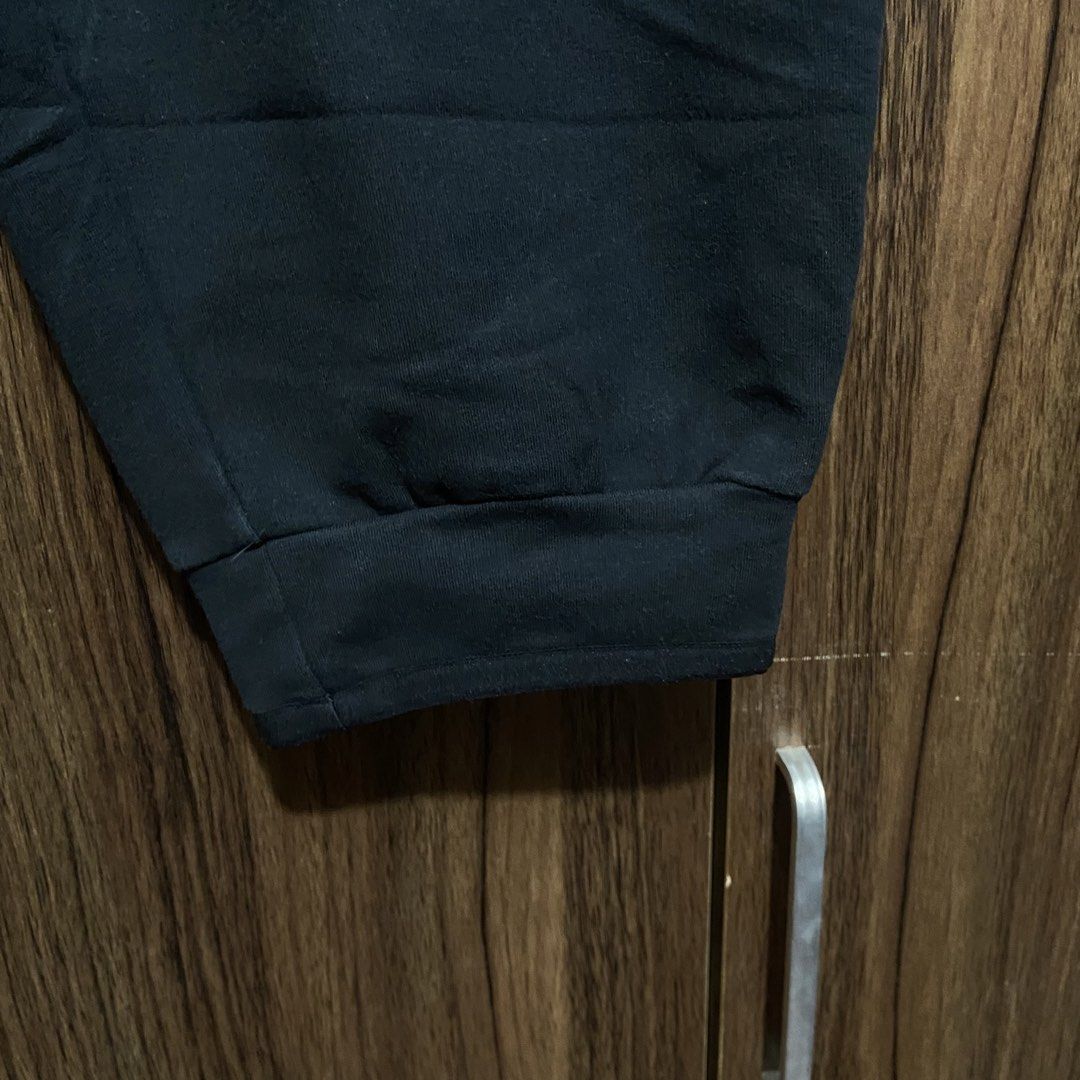 Nike Just Do It Black Capri Sweatpants (Category: Joggers) located in Marikina City. Submitted by jeliie (Listing ID 1468423760, Image 3). Description: No issue Authentic .