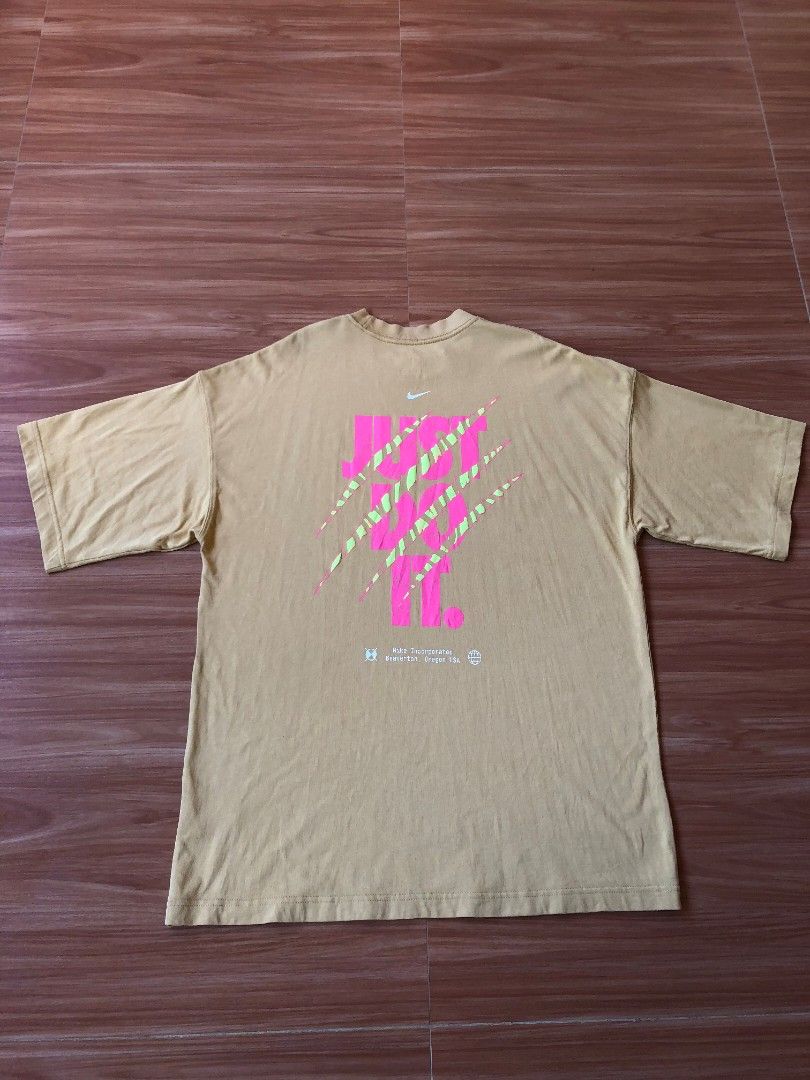 Nike Oversized Shirt (Category: Tshirts & Polo Shirts ) located in Baybay. Submitted by dathrifted (Listing ID 1468334951, Image 3). Description: Nike Oversized Shirt SIZE MEDIUM ON TAG FIT TO XL Width- 24 Length-31 EXCELLENT CONDITION PM if Interested📩📩📩.