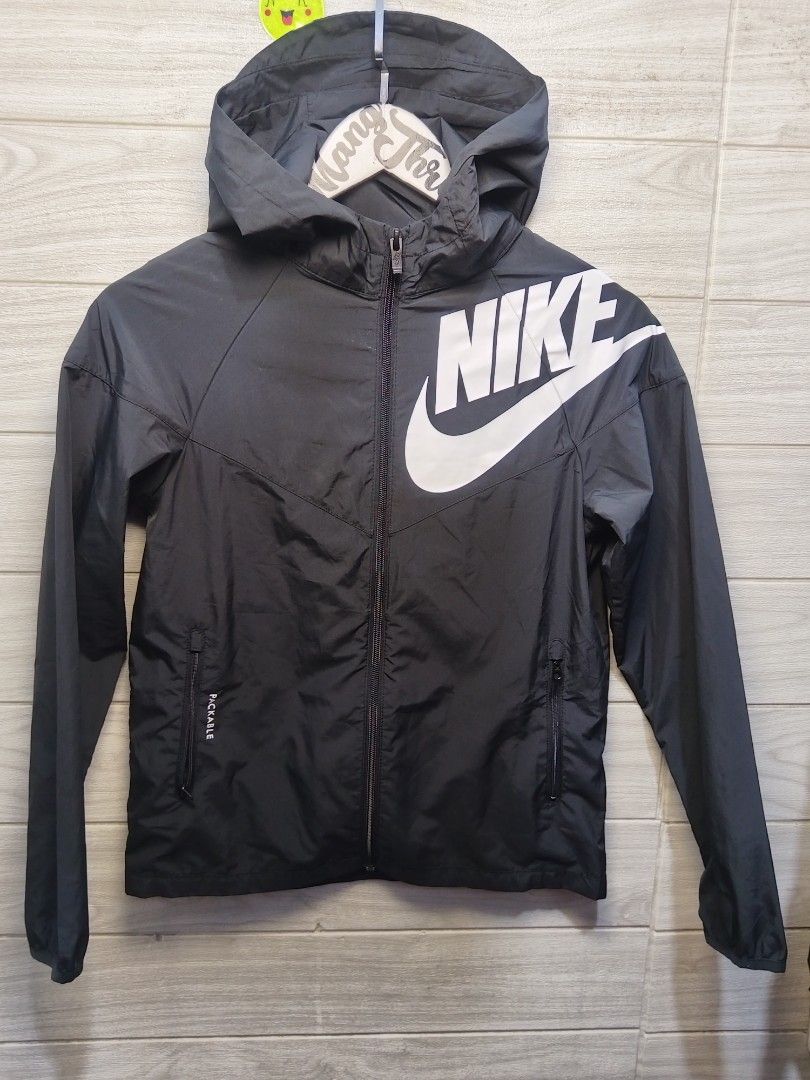 NIKE PACKABLE WINDBREAKER (Category: Coats, Jackets and Outerwear) located in Sorsogon. Submitted by mang_thrift2 (Listing ID 1468398503, Image 1). Description: M on tag 17W23L 19 Sleeve L Good as new.