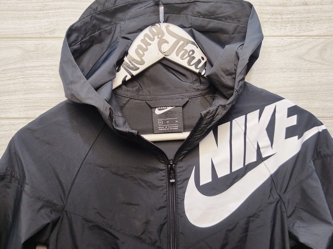 NIKE PACKABLE WINDBREAKER (Category: Coats, Jackets and Outerwear) located in Sorsogon. Submitted by mang_thrift2 (Listing ID 1468398503, Image 3). Description: M on tag 17W23L 19 Sleeve L Good as new.
