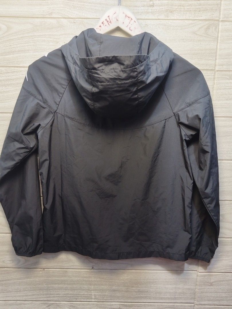 NIKE PACKABLE WINDBREAKER (Category: Coats, Jackets and Outerwear) located in Sorsogon. Submitted by mang_thrift2 (Listing ID 1468398503, Image 2). Description: M on tag 17W23L 19 Sleeve L Good as new.