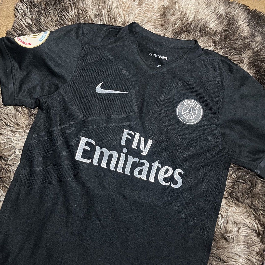 Nike Paris Saint-Germain PSG Black Fly Emirates Jersey (Category: Activewear) located in Manila. Submitted by looted2619 (Listing ID 1468357793, Image 2). Description: NIKE PARIS SAINT GERMAIN Excellent condition Size M color rate: 9.5/10 W 20 L 28 issue:❌ DM FOR MORE DETAILS‼️.