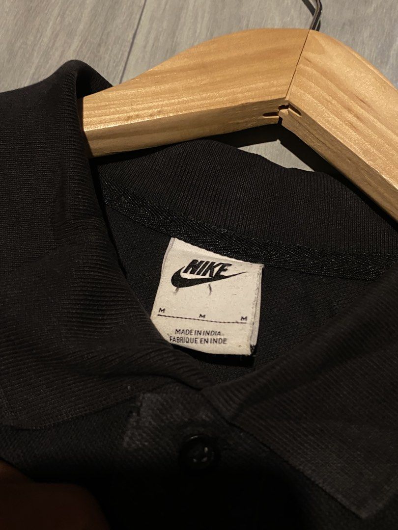 Nike Polo-shirt (Category: Tshirts & Polo Shirts ) located in Talavera. Submitted by adrnvault (Listing ID 1468402448, Image 2). Description: Size medium Minimal usage Color rate: 9/10 Good condition Width: 21 Length: 27.