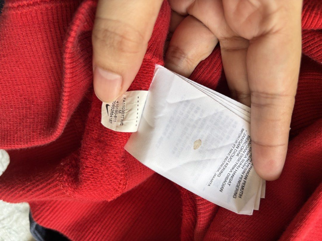 Nike pull over hoodie jacket (Category: Coats, Jackets and Outerwear) located in Cavite. Submitted by cesxyyylll (Listing ID 1468396366, Image 2). Description: .