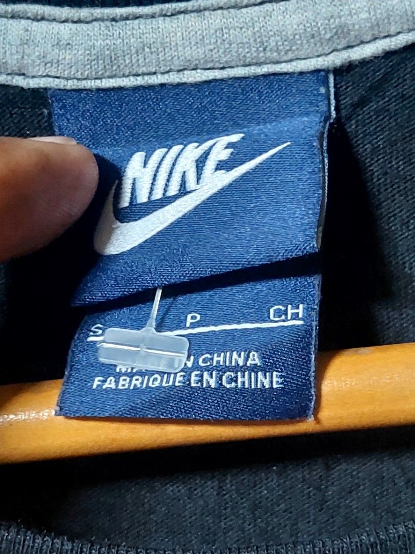 Nike sando (Category: Activewear) located in Santa Rosa. Submitted by roycerocus (Listing ID 1468328658, Image 2). Description: no issue big logo no crack print.