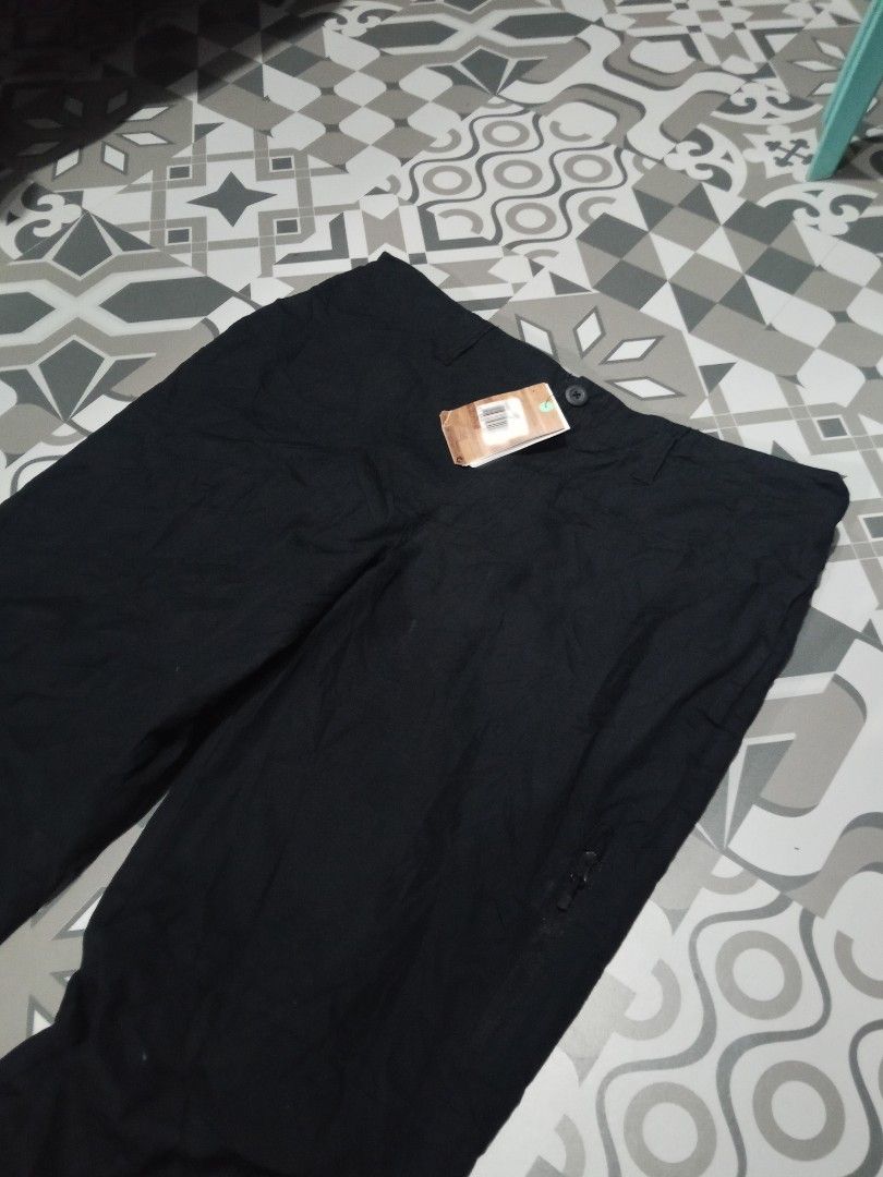 Nike Sportswear Black Pants (Category: Joggers) located in Lingayen. Submitted by rahzzelula73279 (Listing ID 1468405629, Image 3). Description: - Brand: Nike Sportswear - Color: Solid black - Condition: Brand new with original hang tag attached - Fit: Straight leg - Features: Button waist closure and a secure zip pocket on the back with a subtle Nike logo patch - Perfect for casual wear or sporty looks FIT SIZE 38.
