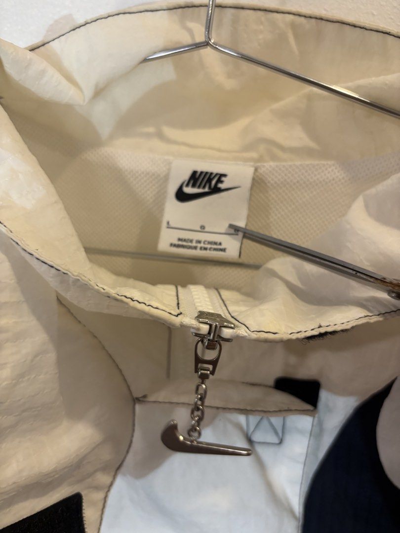 NIKE SPORTSWEAR SWOOSH REPEL JACKET (Category: Luxury Apparel) located in Makati City. Submitted by sweetfitforyouph1200 (Listing ID 1468449729, Image 3). Description: Double swoosh jacket Windbreaker nike Like new 6k srp .