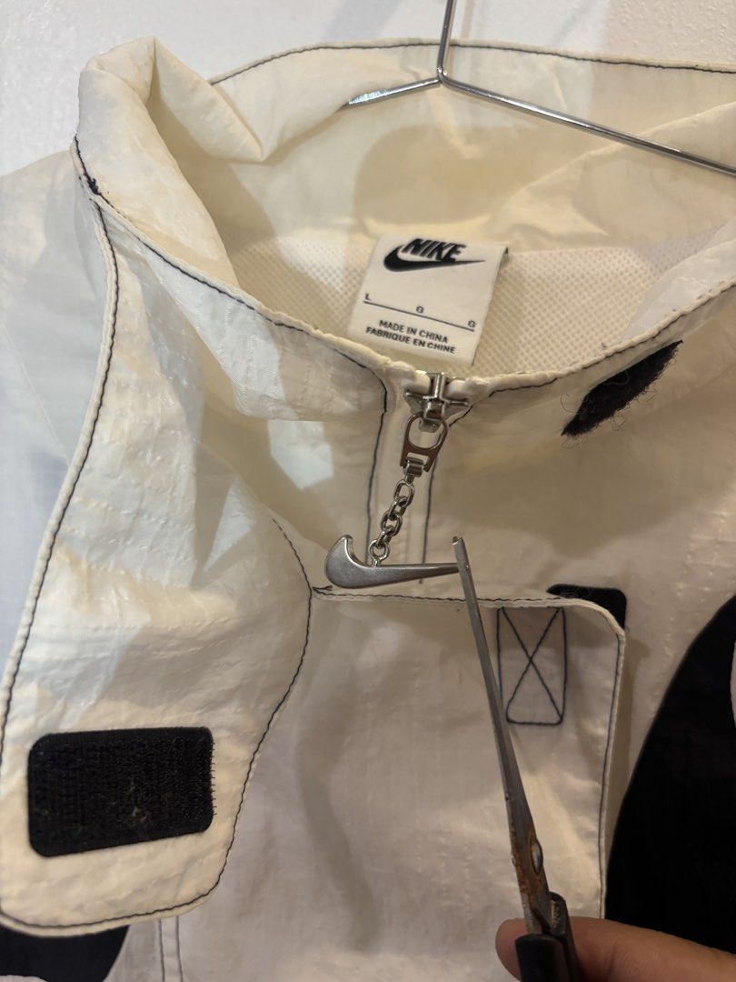 NIKE SPORTSWEAR SWOOSH REPEL JACKET (Category: Luxury Apparel) located in Makati City. Submitted by sweetfitforyouph1200 (Listing ID 1468449729, Image 2). Description: Double swoosh jacket Windbreaker nike Like new 6k srp .