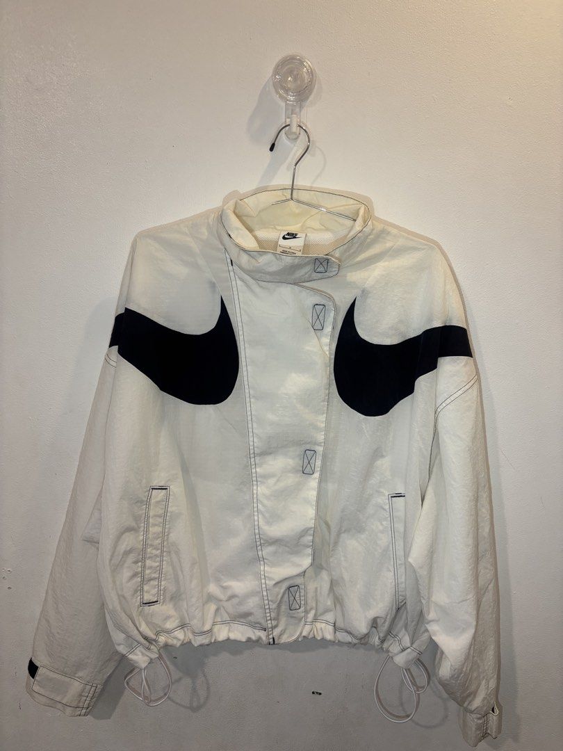 NIKE SPORTSWEAR SWOOSH REPEL JACKET (Category: Luxury Apparel) located in Makati City. Submitted by sweetfitforyouph1200 (Listing ID 1468449729, Image 1). Description: Double swoosh jacket Windbreaker nike Like new 6k srp .