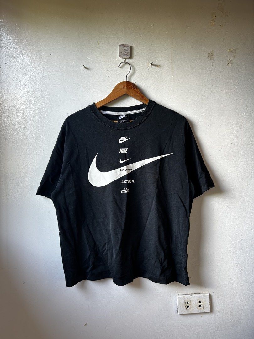 Nike Stacked Logo Black T-Shirt (Category: Tshirts & Polo Shirts ) located in Amadeo. Submitted by archived_stole (Listing ID 1468386733, Image 1). Description: Nike Logo Printing Loose Round Neck Tee (Unisex) Dimension: 22” Width 26”Length Condition: Excellent! Color rate: 9/10 issue: NONE! Pm/Dm📥 Jnt/Lalamove🛵.
