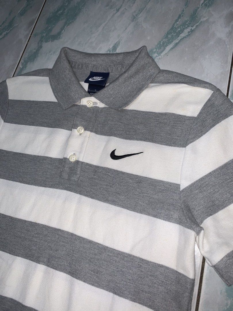 Nike stripes polo shirt (Category: Tshirts & Polo Shirts ) located in Pasig City. Submitted by thriftnflip1600 (Listing ID 1468463916, Image 2). Description: S on tag Width: 16” Length: 25.5 - 26.5” Color rate: 9/10 Condition: 9/10 No issue/s.
