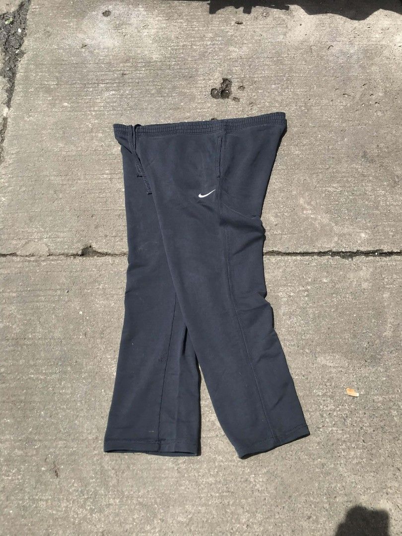 Nike sweat pants (Category: Chinos) located in Manila. Submitted by thriftnicarl.3 (Listing ID 1468451375, Image 1). Description: waist -34 length - 40.3 thigh - 12.6 leg open - 9 price - 349 Freeship via jnt.