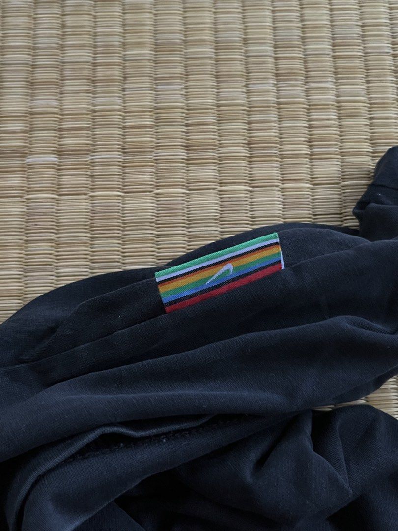 Nike Sweater (Category: Coats, Jackets and Outerwear) located in Angeles City. Submitted by minsuee (Listing ID 1468375321, Image 3). Description: L-Xl ( 23x28 ) .
