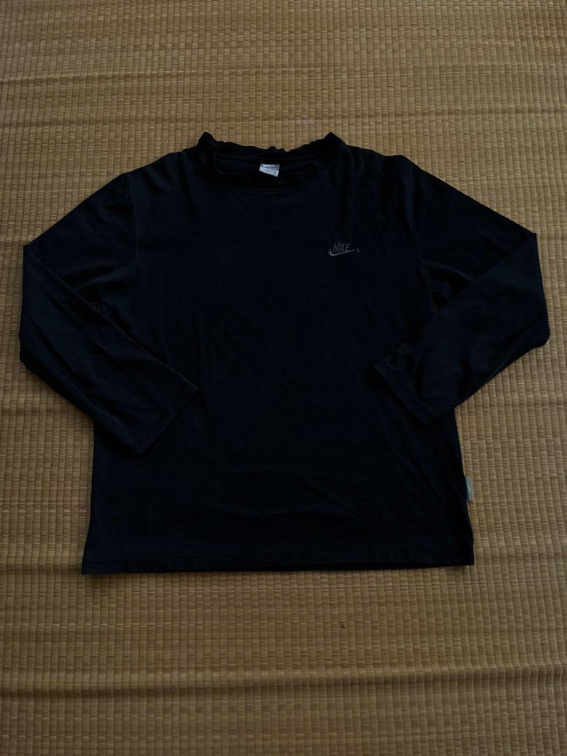 Nike Sweater (Category: Coats, Jackets and Outerwear) located in Angeles City. Submitted by minsuee (Listing ID 1468375321, Image 1). Description: L-Xl ( 23x28 ) .