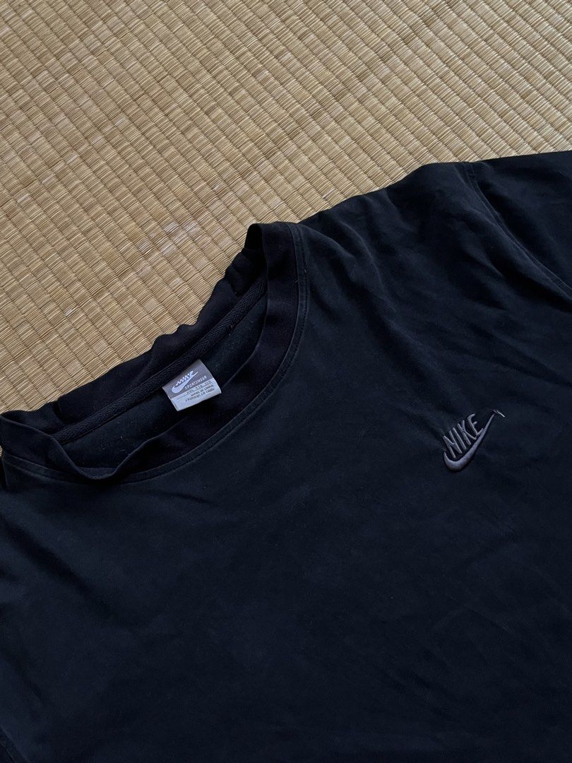Nike Sweater (Category: Coats, Jackets and Outerwear) located in Angeles City. Submitted by minsuee (Listing ID 1468375321, Image 2). Description: L-Xl ( 23x28 ) .