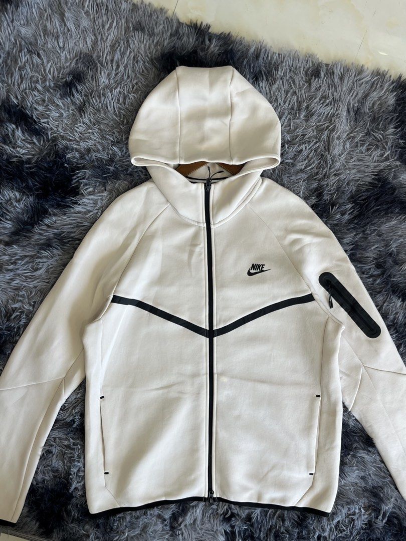 Nike Techfleece (Category: Coats, Jackets and Outerwear) located in Manila. Submitted by cjcuevas_05 (Listing ID 1468384417, Image 1). Description: 📍Tanza Cavite Dimes: 23x27 See photos for details GCASH ONLY, can ship thru JnT/orange check out .