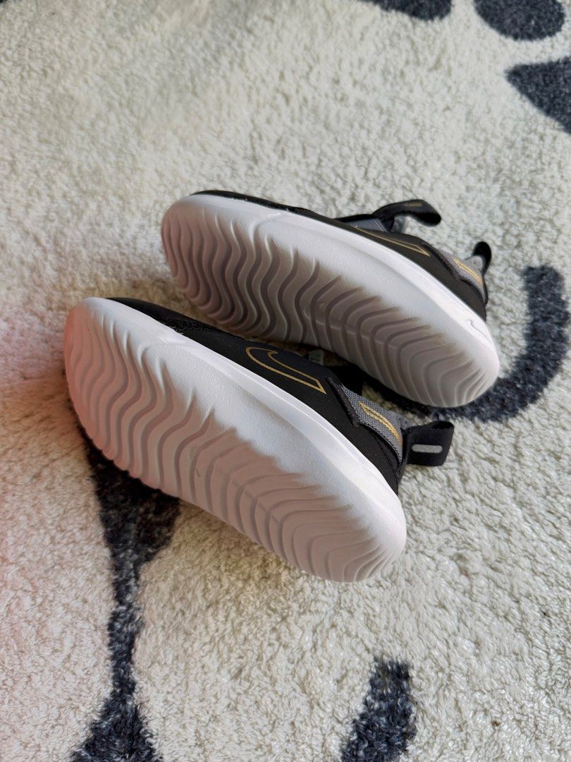 Nike Toddler Shoes 7C (Category: Babies & Kids Fashion) located in Taguig. Submitted by declutternanay_ph (Listing ID 1468293106, Image 3). Description: authentic 101% these are my son's . bought when it was still big for him, so i stored it muna. ended, never get to used it kasi forgot it's in our storage. 4 more other pairs listed. .
