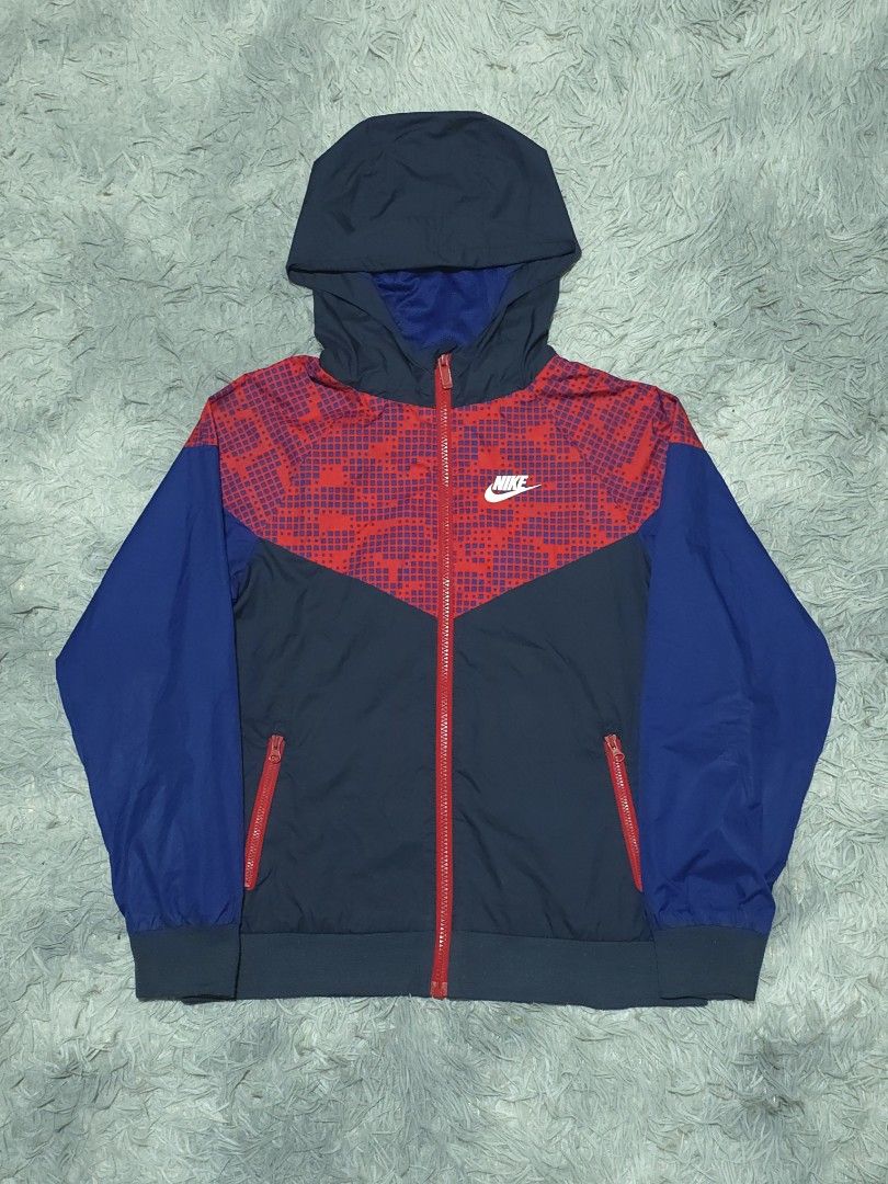 Nike Tritone Windbreaker (Category: Coats, Jackets and Outerwear) located in Abulug. Submitted by humanwhosellthings (Listing ID 1468447889, Image 1). Description: ✅️Size Medium ✅️18.5W x 24L ✅️Excellent Condition ✅️Issue: maliliit na pinhole sa may right sleeve.