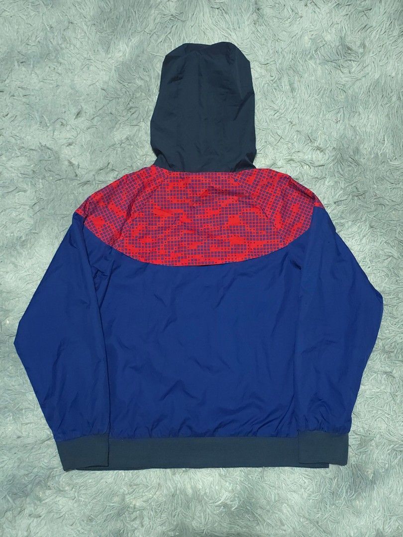 Nike Tritone Windbreaker (Category: Coats, Jackets and Outerwear) located in Abulug. Submitted by humanwhosellthings (Listing ID 1468447889, Image 2). Description: ✅️Size Medium ✅️18.5W x 24L ✅️Excellent Condition ✅️Issue: maliliit na pinhole sa may right sleeve.