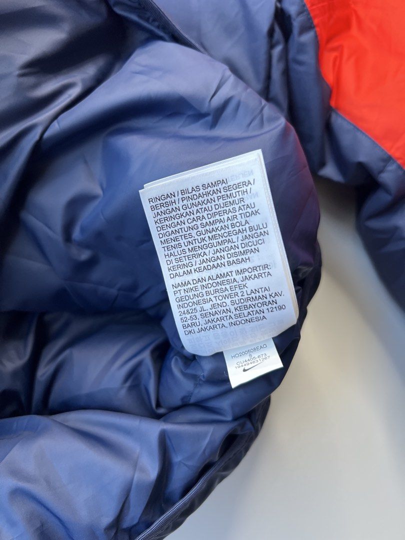 NIKE TWO-TONED PUFFER JACKET WITH HOOD (Category: Coats, Jackets and Outerwear) located in Cebu City. Submitted by gaston_roux (Listing ID 1468311819, Image 3). Description: Size small on tags 21x27 Flawless Good as new Pogi par.