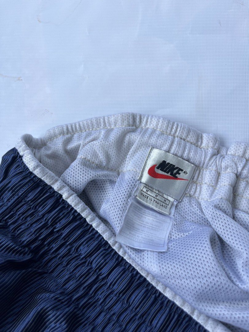 Nike vintage (Category: Shorts) located in M'Lang. Submitted by thriftholic25 (Listing ID 1468300039, Image 3). Description: 34-36 waistline 19 leght .