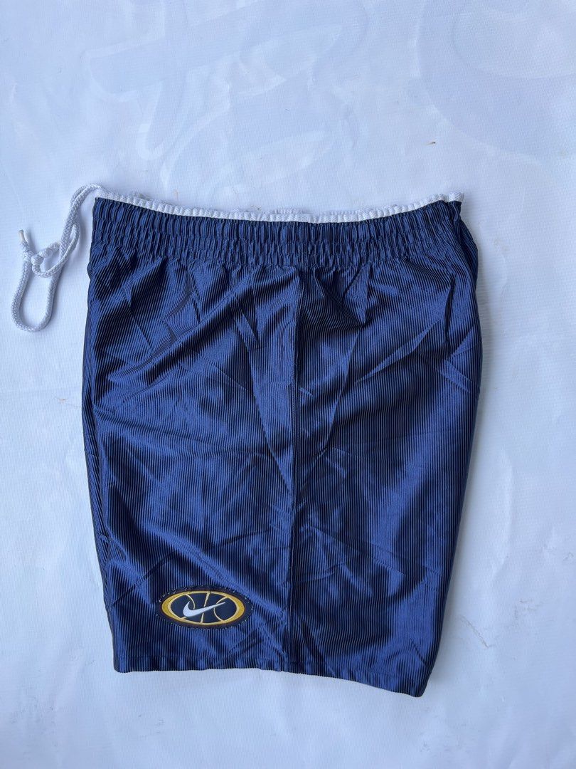 Nike vintage (Category: Shorts) located in M'Lang. Submitted by thriftholic25 (Listing ID 1468300039, Image 1). Description: 34-36 waistline 19 leght .