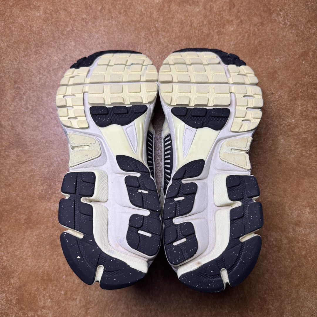 NIKE VOMERO 5 (Category: Sneakers) located in Panabo. Submitted by shoerarefinds (Listing ID 1468339861, Image 2). Description: ÑÌĶÈ VÓMÊŘÒ (4) SIZE: CM 27 / 42.5 / US 9 Excellent Condition , minimal draging LOCATION: PANABO CITY, DAVAO DEL NORTE, 8105 2500 FREESHIPPING .