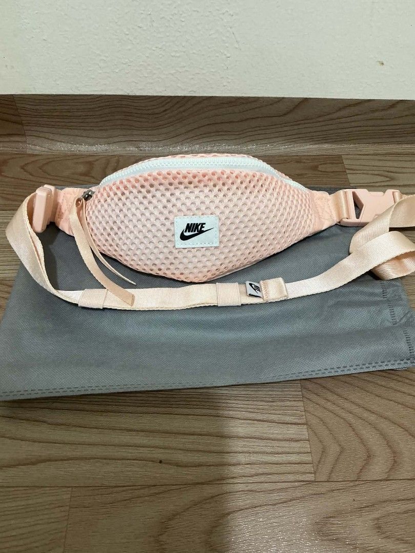 Nike Waistbag (Category: Cross-body Bags) located in Los Banos. Submitted by mitchikoha40692 (Listing ID 1468371156, Image 1). Description: excellent condition pwd pag running.