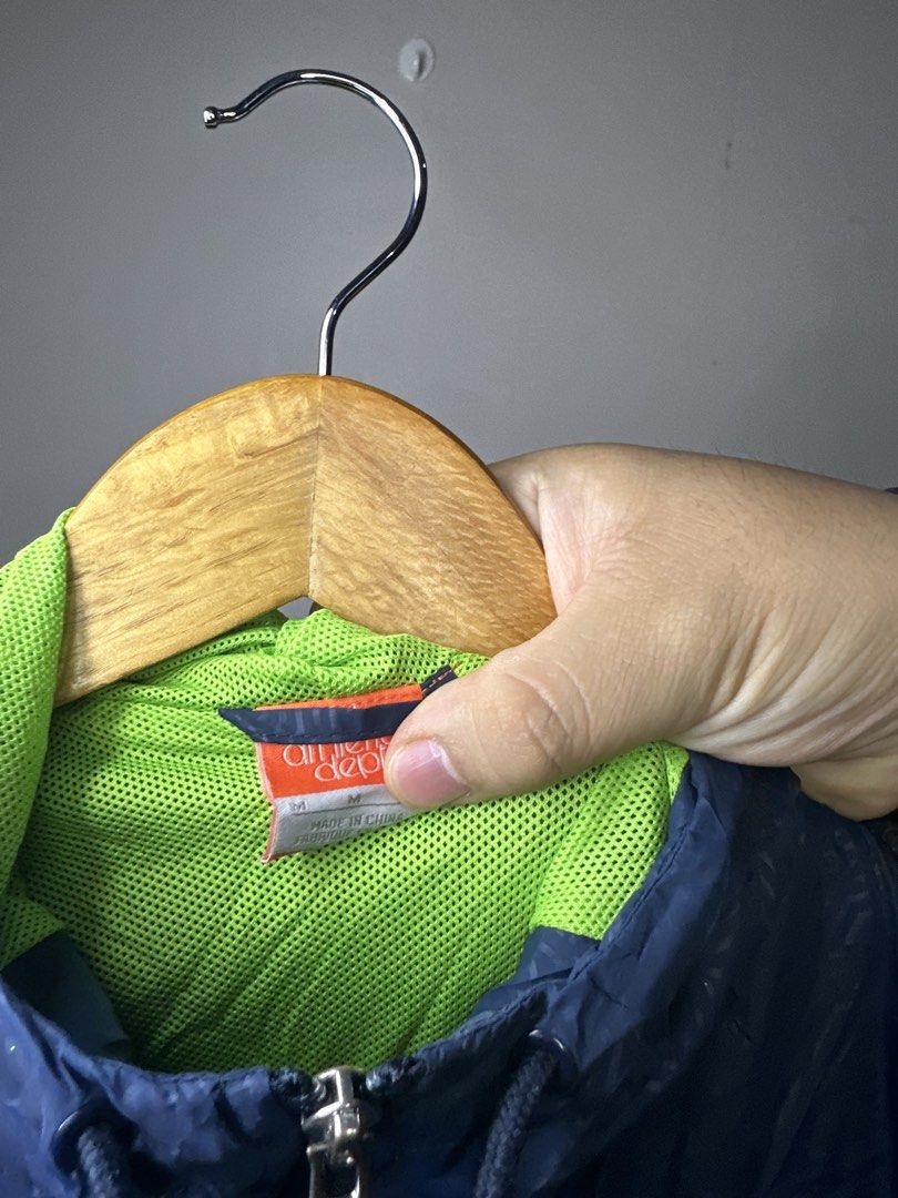NIKE WINDBREAKER (Category: Coats, Jackets and Outerwear) located in Molave. Submitted by thriftmate13 (Listing ID 1468458879, Image 2). Description: .