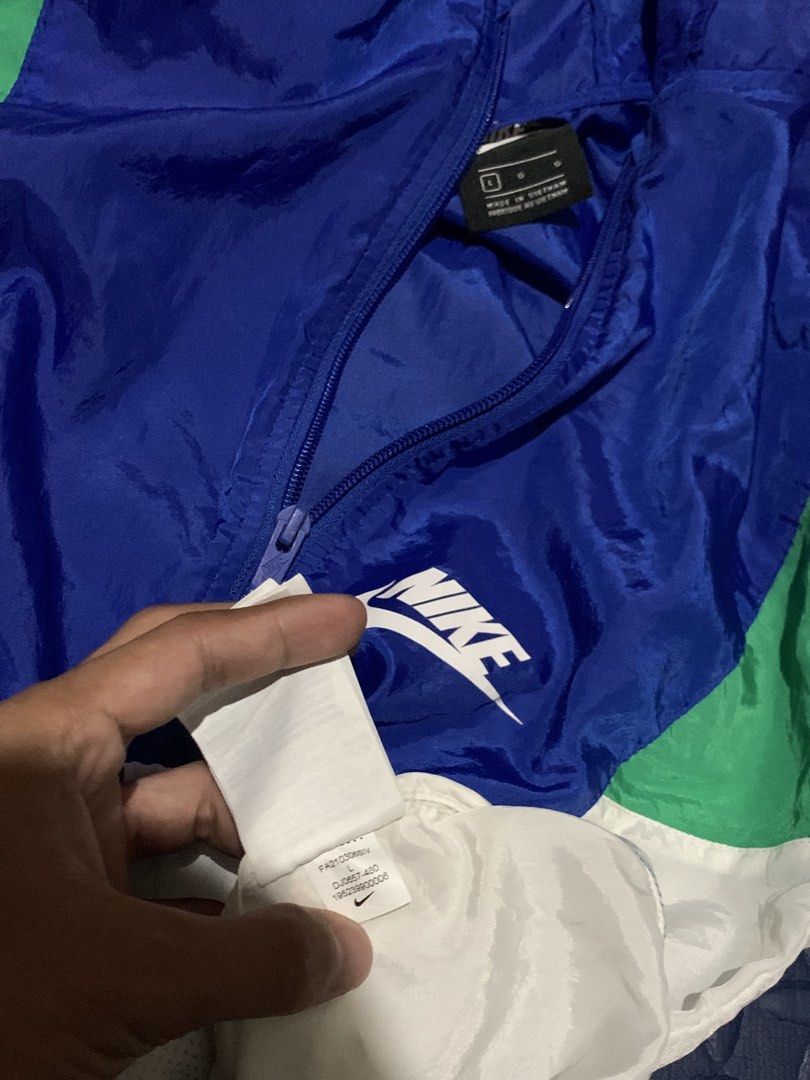 NIKE WOVEN TRICOLOR (Category: Coats, Jackets and Outerwear) located in Quezon. Submitted by lowslow_ (Listing ID 1468307180, Image 2). Description: AS NEW CONDITION NO ISSUE.