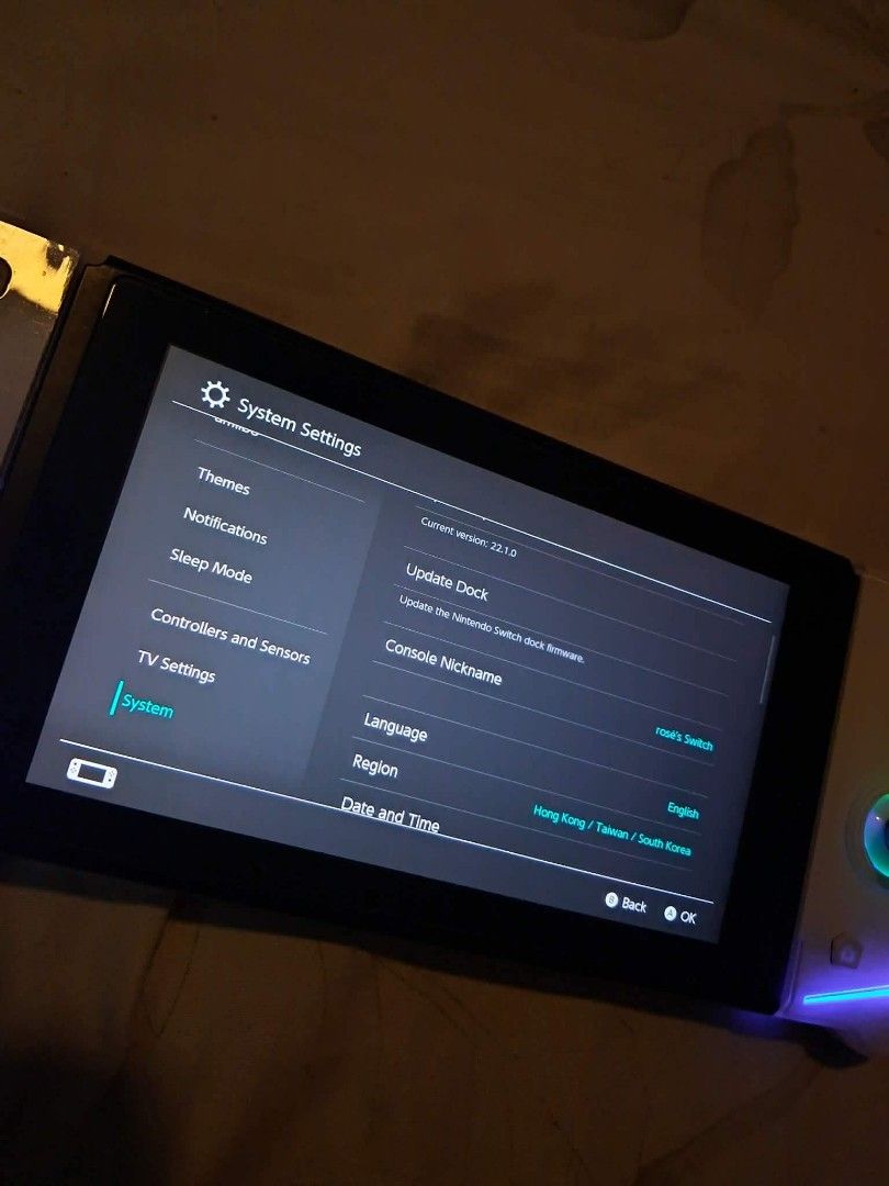 Nintendo switch V2 (Category: Nintendo) located in Quezon City. Submitted by kittykatty17 (Listing ID 1468324946, Image 2). Description: free 132 gb sd card free gamecard pokemon shield no charger n box still negotiable sa price.