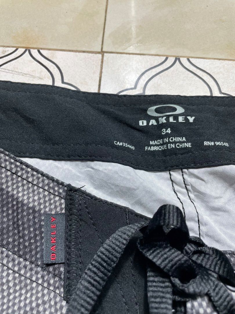 Oakley Camo BoardShorts (Category: Shorts) located in Caloocan City. Submitted by renowear (Listing ID 1468286935, Image 3). Description: Oakley Camo BoardShorts Excellent Condition Color Rate: 9.5/10 No Issue Measurements • Width: 34 • Length: 20 • Hem: 11.5 Price: 650 obo DM IF INTERESTED📥.