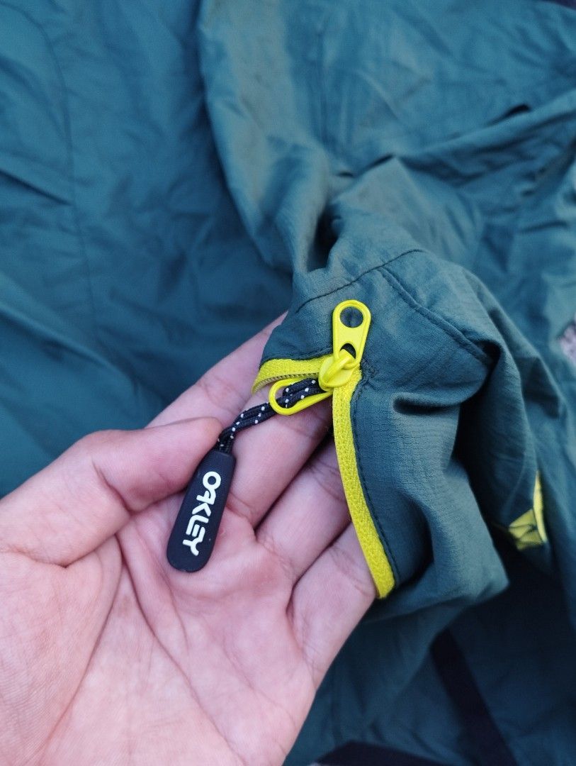 OAKLEY ELEMENTS PACKABLE VEST HUNTER GREEN (Category: Activewear) located in Cavite. Submitted by seshmaru (Listing ID 1468370162, Image 3). Description: OAKLEY ELEMENTS PACKABLE VEST HUNTER GREEN REFLECTIVE DESIGNS NO ISSUES NO FLAWS GOOD AS NEW 10/10 COLOR RATE COMPLETE TAGS 21X26 DIMES.