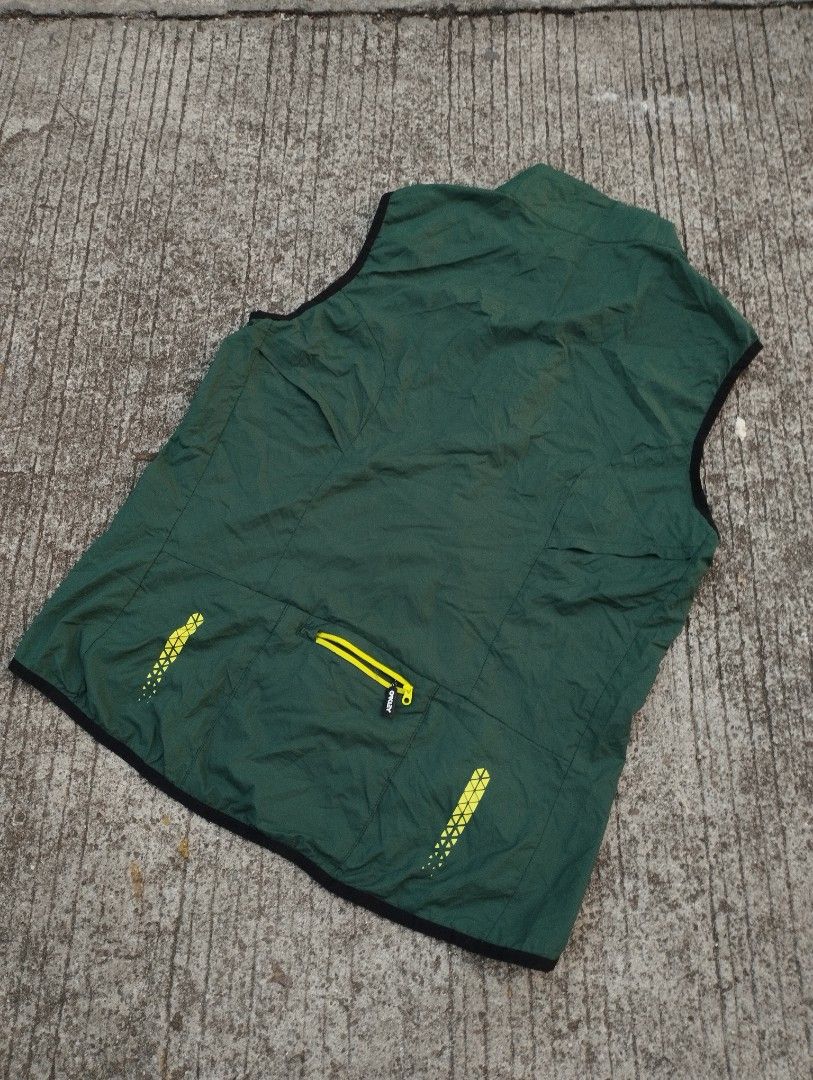 OAKLEY ELEMENTS PACKABLE VEST HUNTER GREEN (Category: Activewear) located in Cavite. Submitted by seshmaru (Listing ID 1468370162, Image 2). Description: OAKLEY ELEMENTS PACKABLE VEST HUNTER GREEN REFLECTIVE DESIGNS NO ISSUES NO FLAWS GOOD AS NEW 10/10 COLOR RATE COMPLETE TAGS 21X26 DIMES.