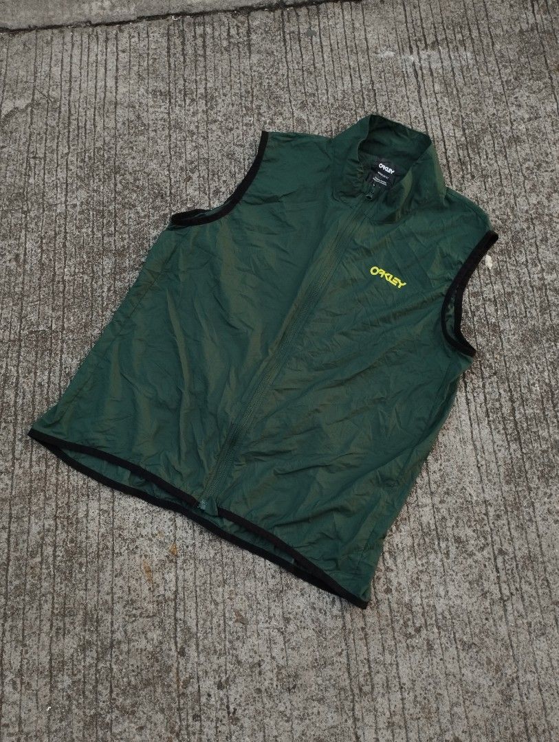 OAKLEY ELEMENTS PACKABLE VEST HUNTER GREEN (Category: Activewear) located in Cavite. Submitted by seshmaru (Listing ID 1468370162, Image 1). Description: OAKLEY ELEMENTS PACKABLE VEST HUNTER GREEN REFLECTIVE DESIGNS NO ISSUES NO FLAWS GOOD AS NEW 10/10 COLOR RATE COMPLETE TAGS 21X26 DIMES.