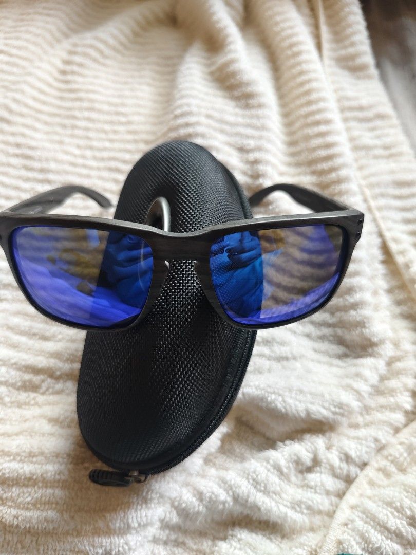 Oakley Holbrook (Category: Activewear) located in Balatan. Submitted by benandbon2 (Listing ID 1468322320, Image 3). Description: no issue ice blue lens xl size add sf.
