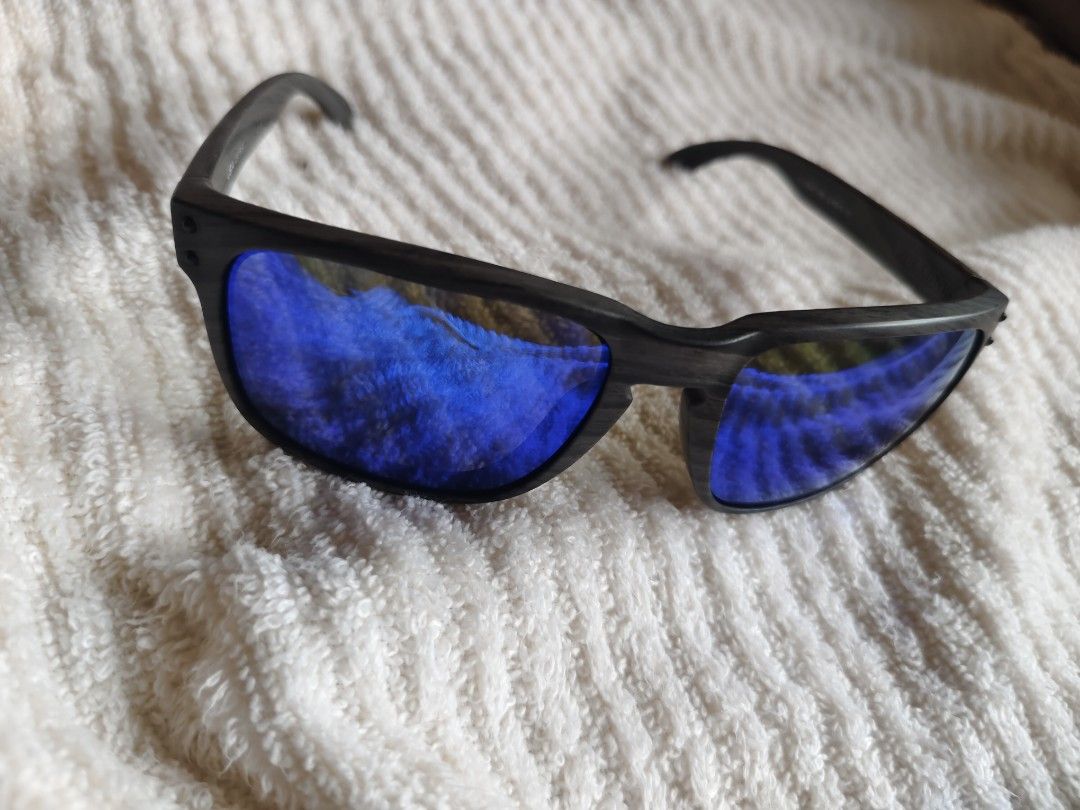 Oakley Holbrook (Category: Activewear) located in Balatan. Submitted by benandbon2 (Listing ID 1468322320, Image 1). Description: no issue ice blue lens xl size add sf.