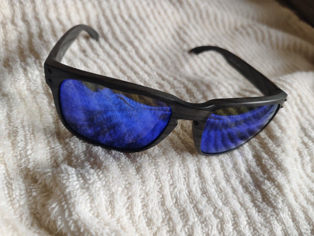 Oakley Holbrook (Category: Activewear) located in Balatan. Submitted by benandbon2 (Listing ID 1468322320, Image 2). Description: no issue ice blue lens xl size add sf.