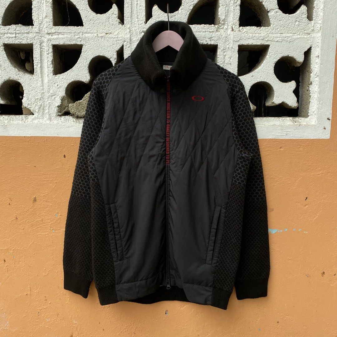 Oakley Hybrid Sweater - Large (Category: Coats, Jackets and Outerwear) located in Cebu City. Submitted by kklez (Listing ID 1468354196, Image 1). Description: Authentic 23 x 28 Excellent Condition.