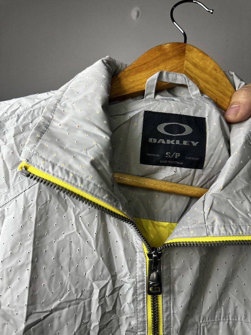 OAKLEY JACKET (Category: Coats, Jackets and Outerwear) located in Molave. Submitted by thriftmate13 (Listing ID 1468459671, Image 2). Description: .